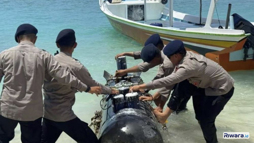 Aparat Brimob Polda NTB ikut mengevakuasi temuan benda mirip torpedo di Selat Lombok